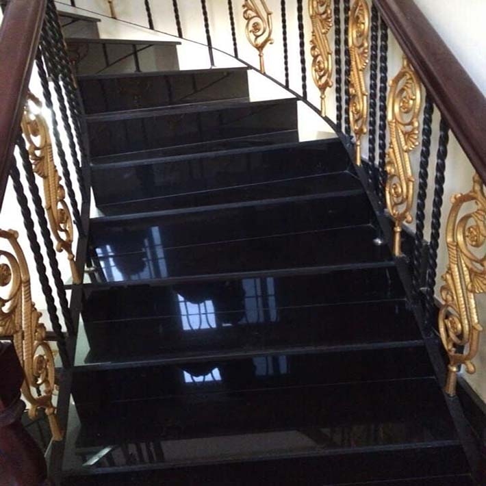 Cầu thang đá đen