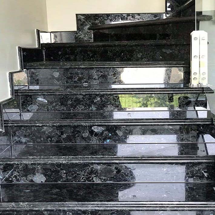 Cầu thang đá đen